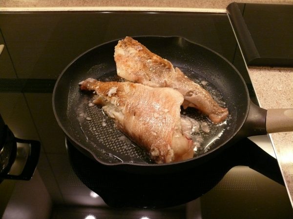 Рыба жарится на сковородке
