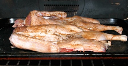 Отправить противень с частями утки в заранее нагретый до 220 градусов духовку.
