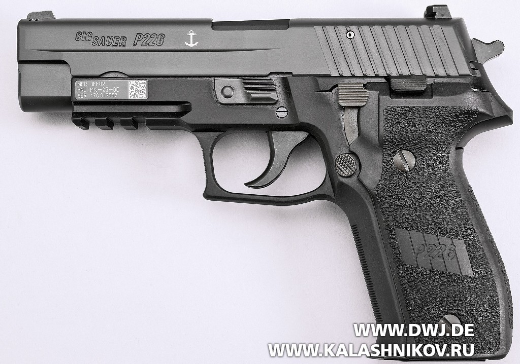 Пистолет SIG Sauer P226. Вид слева